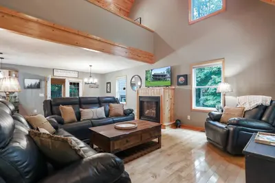 Image de Renovated*Hot Tub*5 Minutes to Wisp*Fast Wi-Fi