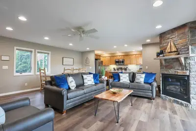 Image de Lake Views * Hot Tub * Fast Wi-Fi * Renovated