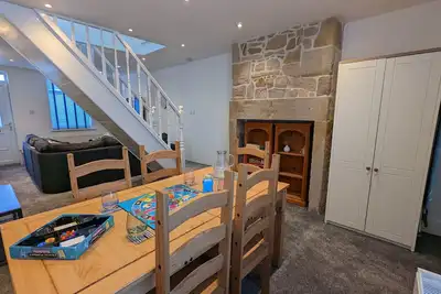 Image de 3 Bed City Home | South Facing Patio | 4-5 Beds