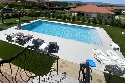 Image de Maison spacieuse, conviviale (Piscine et billard)