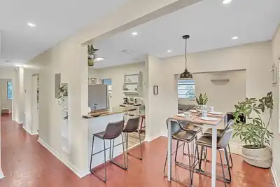 Image de Cozy bungalow in historic Grove Park neighborhood