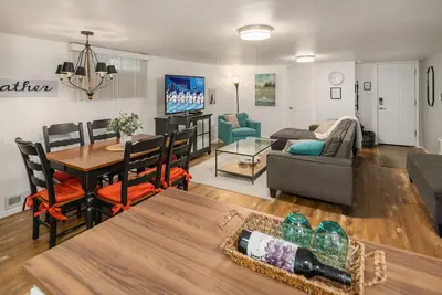 Image de 900 Sqft Modern One Bedroom Close to Ocean/Airport with W/D and Private garage