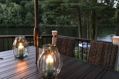 Image de Lakefront home with great outdoor space