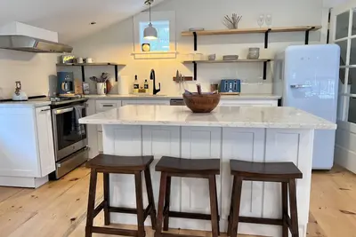 Image de Luxe new construction with historic charm. Close to private schools and colleges