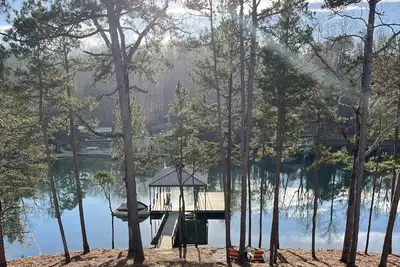 Image de Large 5br home on quiet cove. Pets welcome. Private dock. 3 fireplaces, firepit.