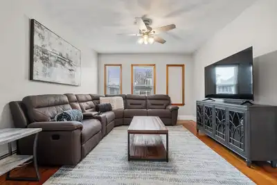 Image de Tufts Top Floor Condo with Laundry & Ev Charger