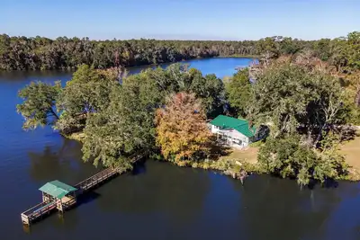 Image de Experience Beautiful Lake Point!