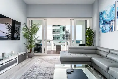 Image de Spectacular Penthouse 2br 2ba Newly Reno W/beach view