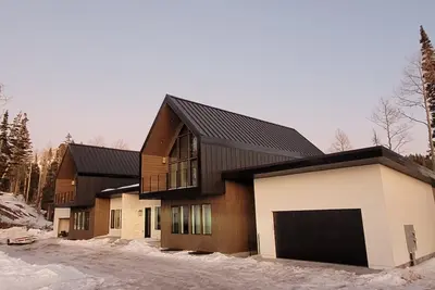 Image de Modern Scandinavian cabin steps away from slopes. Ski-in-Ski-out with Jacuzzi!