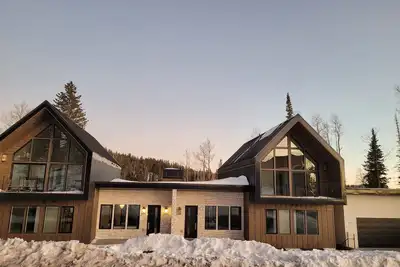 Image de Steps away from the slopes! Recently built Scandinavian Cabin with Jacuzzi!