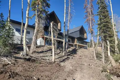 Image de Ski-in-Ski-out Modern Scandinavian Cabin built in 2022 with Jacuzzi