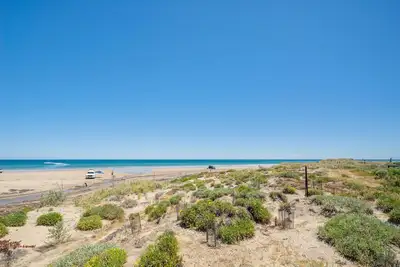 Image de Gorgeous Beach and Ocean Views - Located right on the Beach