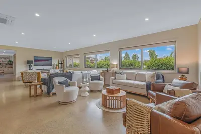 Image de Luxury Designer Home | Smart Living | 4 Bedrooms