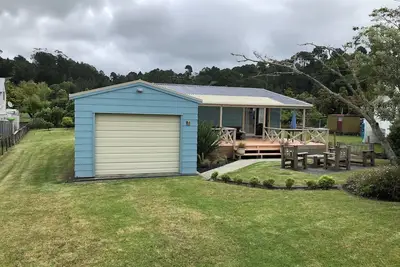 Image de Classic Kiwi Bach on large section, close to shops and beach