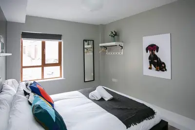 Image de University Road 1 · Spacious & Modern + Central Location|Couples Break