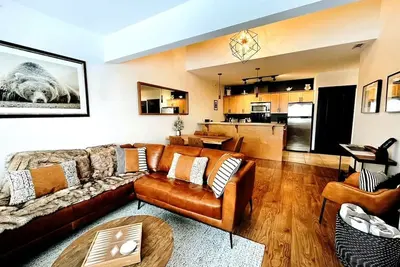 Image de Ski in/out with brand new hot tub. Top floor Palliser Lodge.