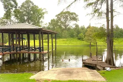 Image de Newly Renovated Lakefront home with boat house, launch and 2 piers!