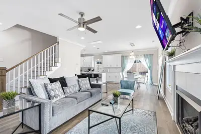 Image de Modern 4 Br/2. 5 Bath w/wine & 5 mins to Light Rail