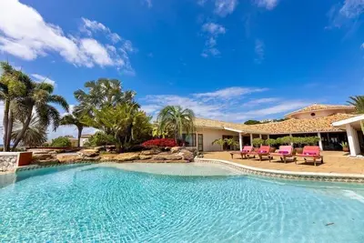 Image de Oceanfront Royal villa w\/ Private Beach, Pool, Plunge pool - Coral Estate
