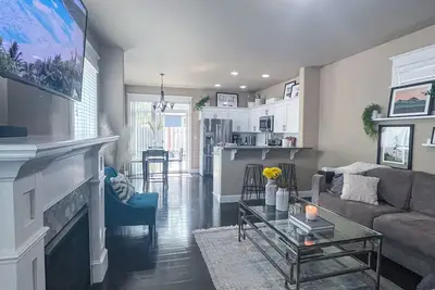 Patio w/ fire pit home ✶ 10min to Dt → Has it all!