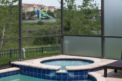 Image de 5% & 10% Discounts 2 King Ensuite on First Floor with Very Private Pool 5bd/5ba