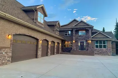 Image de Mountain Escape near Jasper with 7 furnished br 4. 5 washrooms, Bbq and Firepit