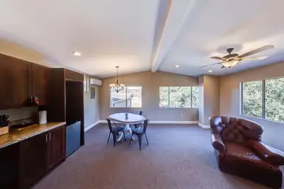 Image de One bedroom renovated apartment upstairs