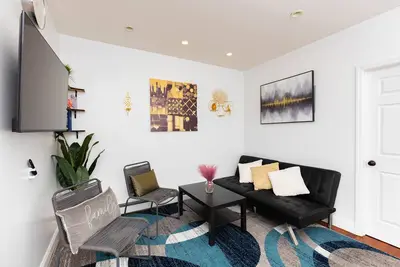 Image de Lovely 3-bedroom with free street parking
