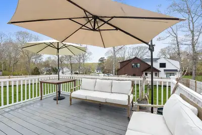 Image de Charming 2br Dog-Friendly Near Sagamore Beaches - Large Yard, Modern Kitchen, Central Air, Smart TVs