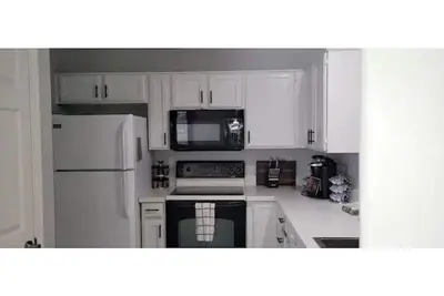 Image de Pool access, garage, Cox Cable Tv fast Internet!