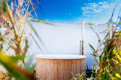 Image de Modern vacation home with sauna and hot tub for families with children + friends