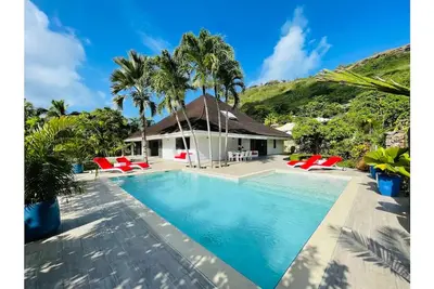 Image de Unique luxuous 350sq m Villa with pool, fitness area, home cinema lounge. . . .
