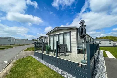 Image de Modern caravan with large decking area and WiFi, ref 60057ch