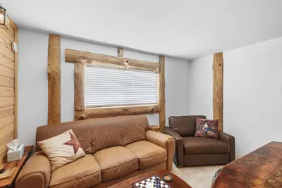 Image de \"The Lodge\"- Apt w/Loft Bedroom, Walnut Bar, Quiet Setting, Covered Parking