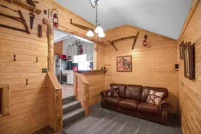 Image de Cozy Apt w/Master Br & 2 Bed Kids Loft. Also- Covered Deck & Covered Parking.