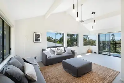 Image de Lorikeet: Blenheim beach house: Coastal oasis