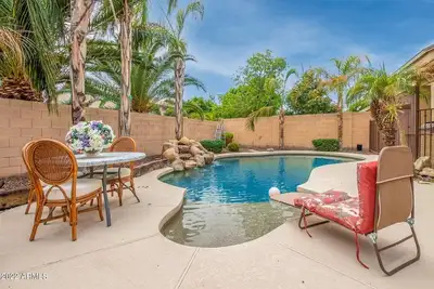 Image de 5 bed\/3 bath, 5 min to Surprise Stadium, Shopping and the Park, over 4k Sqr foot