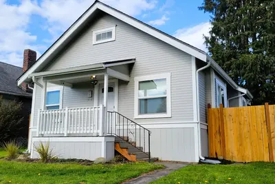 Image de Sunny Everett Home next to Park/ Pickleball & More! 2 Queen 1 Sofa Bed