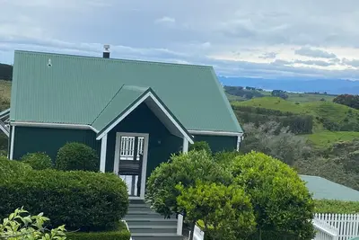 Image de Hilltop Cottage in Ohiwa with beautiful range and beach views