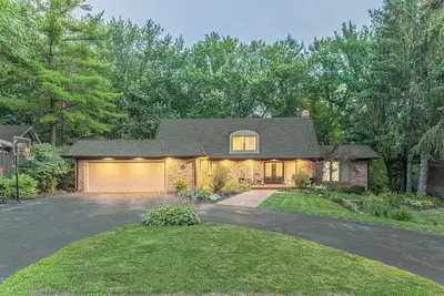 Image de large family home, hot-tub, sauna, quiet and safe area, close to  everything!