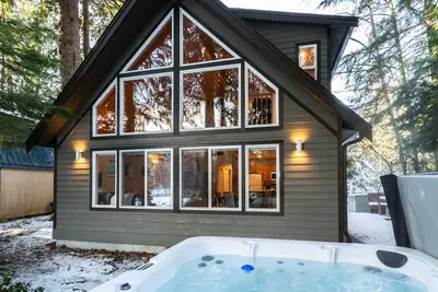 Starry Skies, Mountain Views, Hot tub Memories and fireside chats at Yverin Muse