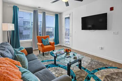 Image de Stylish Apartment - Hottub/Parking/Gym/FastWifi/PetFriendly/Coffee Provided