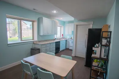 Image de A cozy pet friendly 2 bedroom basement apartment