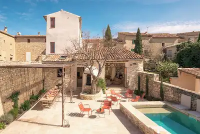 Image de Résidence élégante et moderne à l'intérieur du village