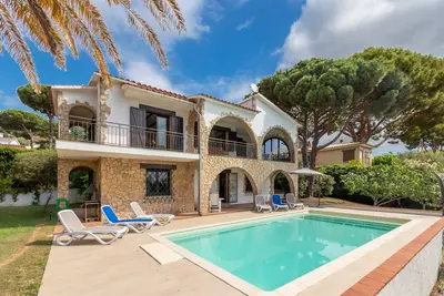 Image de \"Villa Amistad\" avec vue sur les montagnes, piscine privée et Wi-Fi.