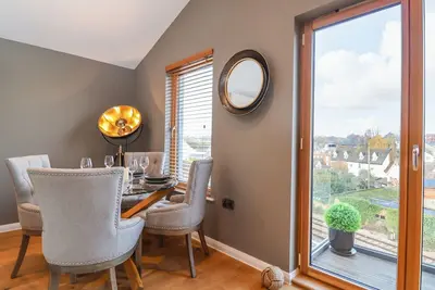 Image de Woodbridge Penthouse, family friendly in Woodbridge