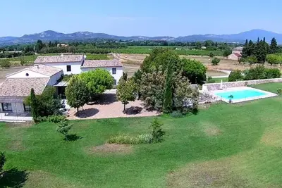 Image de Large farmhouse in the middle of the Provencal countryside and vineyards with magnificent views