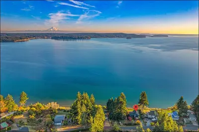 Image de Panoramic views of Mount Rainier and Henderson Bay