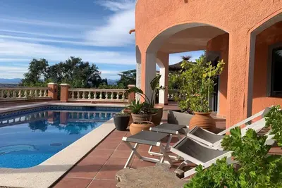 Image de Maison de vacances méditerranéenne avec piscine privée dans un endroit calme