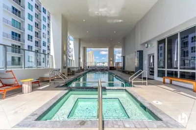 Image de City Skyline Views, Gym & Pool in Vibrant Downtown